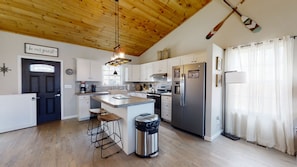 House, 3 Bedrooms | Private kitchen | Fridge, oven, coffee/tea maker, toaster