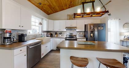 Above The Cove 3 Bedroom Home by RedAwning