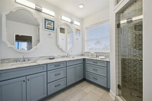 Combined shower/bathtub, towels