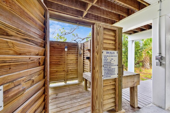 Un espace de détente en bois avec un panneau indiquant les règles à respecter.