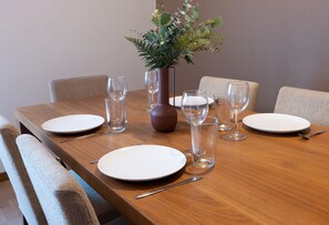 Comfort-Apartment | Essbereich im Zimmer