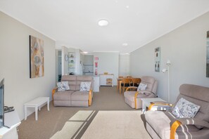 TV, DVD player - Oceanic 27: 2 BR, 1 BA Apartment in Forster, Sleeps 4 (Forster)
