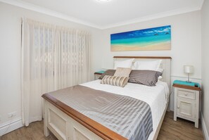 3 bedrooms, free WiFi, bed sheets - Riverview 1 - Modern. Coastal. Location (Forster)