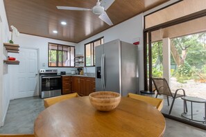 Kühlschrank, Ofen, Herdplatte, Wasserkocher mit Kaffee-/Teezubehör