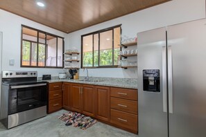 Kühlschrank, Ofen, Herdplatte, Wasserkocher mit Kaffee-/Teezubehör