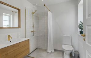 Combined shower/bathtub