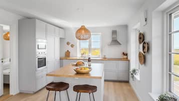 Kylskåp, spishäll, diskmaskin och kaffe- och tebryggare