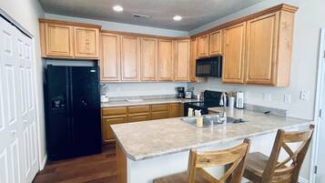 Køleskab, mikrobølgeovn, ovn, kogeplade