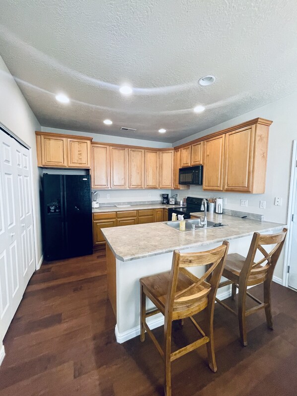 Refrigerador, microondas, horno y parrilla de estufa 