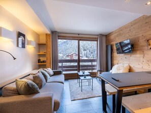 Living area - 90m from ski slopes, 1st floor, view mountain, balcony, parking, tv, 34m², Méribel-Mottaret (Méribel - Les Allues)