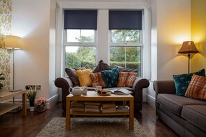 Smart TV, fireplace, books - Spacious Victorian home, near Conwy castle & centre,on road parking, SWF garden (gyffin)