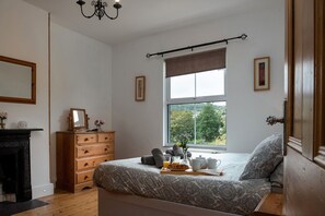 3 bedrooms, iron/ironing board, travel crib, free WiFi - Spacious Victorian home, near Conwy castle & centre,on road parking, SWF garden (gyffin)