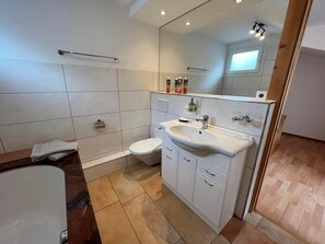 Combined shower/bathtub, towels