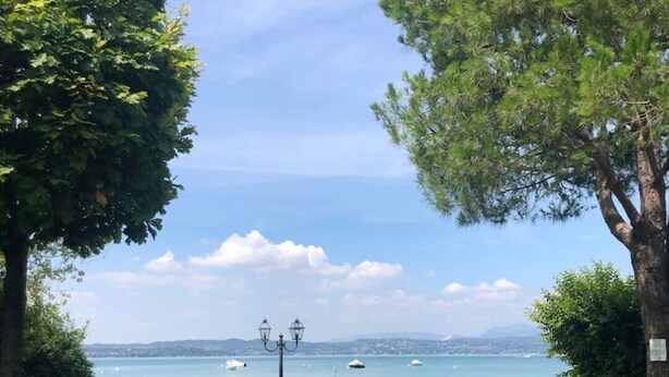 Un sentier menant à un point de vue sur le lac, avec un banc et un lampadaire.