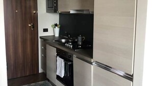 Une cuisine moderne équipée d’appareils électroménagers en acier inoxydable, d’un four à micro-ondes et d’un four encastré.