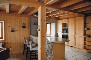 Een koelkast, een oven, een kookplaat, een vaatwasser