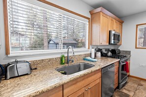 Fridge, microwave, oven, stovetop - Adorable! Game Room, Close to Slopes, Village & LAKE! (Big Bear City)