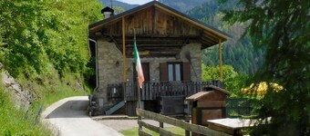 Maso Tòttn mountain chalet with views of the Dolomites