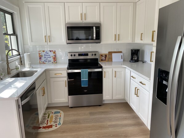 Køleskab, mikrobølgeovn, ovn, kogeplade