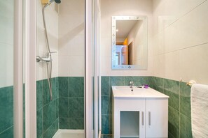 Bathtub, towels