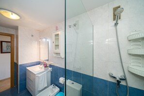 Shower, towels - Apartment "Alborada Golf 1 3d Spaniahome" with Mountain View, Shared Pool & Wi-Fi (l'Alfàs del Pi)