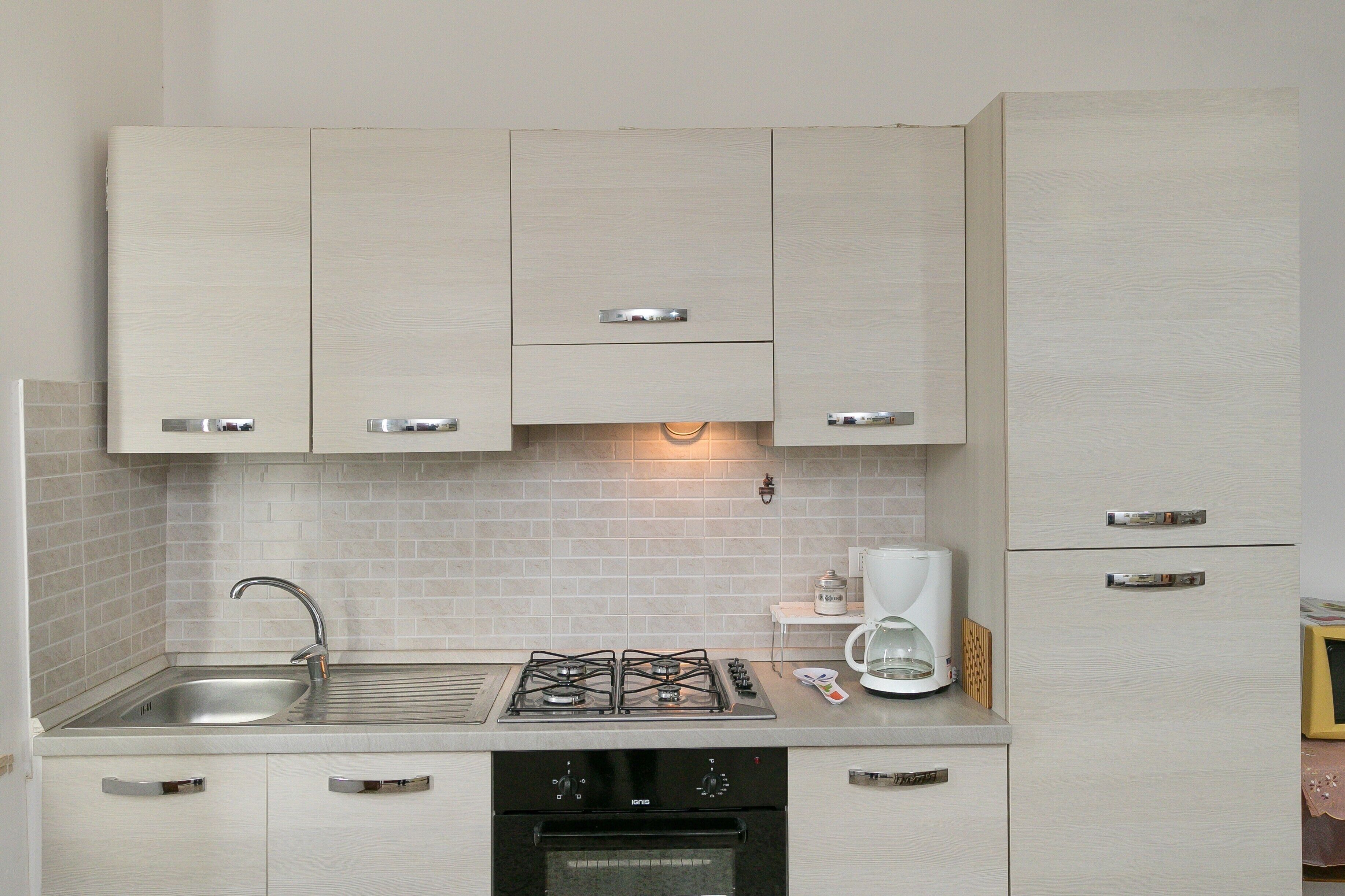 Køleskab, mikrobølgeovn, ovn, kogeplade