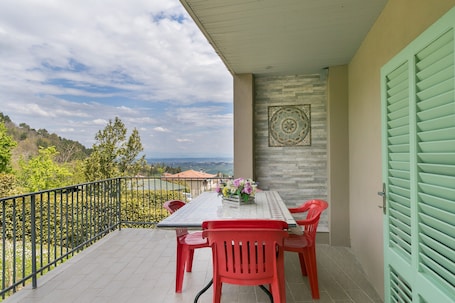 Outdoor dining. Apartment "Appartamento Stella" with Private Balconies, Private Terrace & Wi-Fi