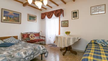 2 makuuhuonetta, silitysrauta/-lauta, ilmainen Wi-Fi, vuodevaatteet