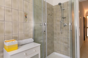 Dusche, Haartrockner, Handtücher