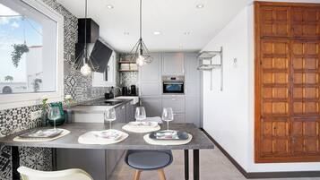 Een koelkast, een microgolfoven, een oven, een kookplaat