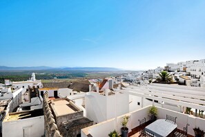 Outdoor dining - Apartment "Casa Chipiron" with Mountain View, Terrace & Wi-Fi (Vejer de la Frontera)