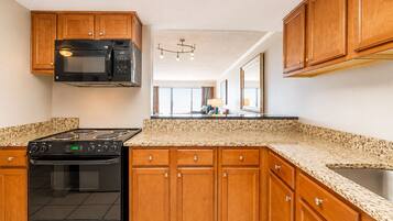 Coffee/tea maker, full-sized fridge, microwave, oven