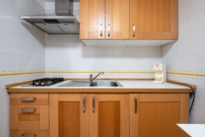 Frigorifero, microonde, piano cottura, macchina per tè/caffè