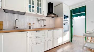 Køleskab, mikrobølgeovn, ovn, kogeplade