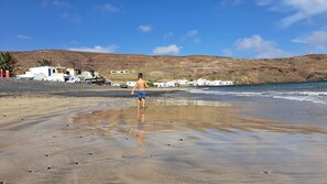 On the beach - Vacation Home "Mar de Lava Sunrise Fuerteventura" with Sea View, Terrace & Wi-Fi (Pozo Negro)