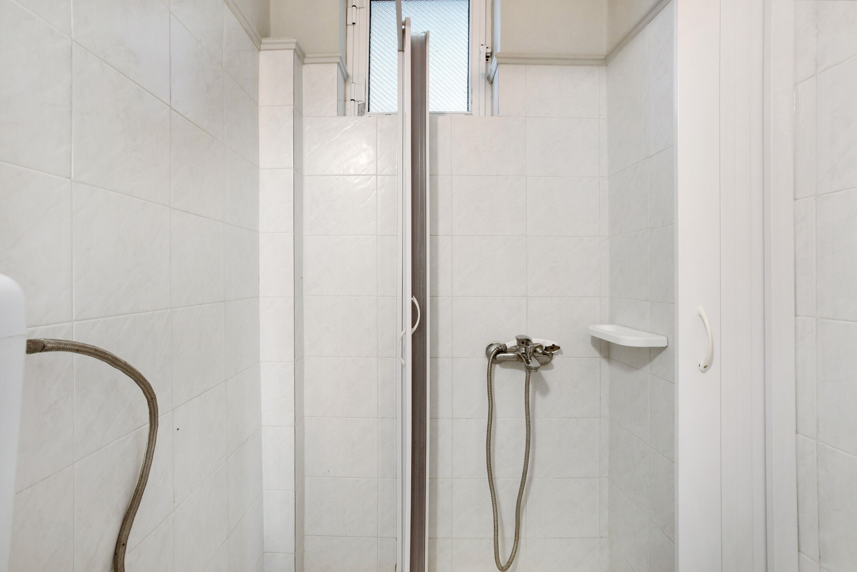 Douche, sèche-cheveux, serviettes fournies