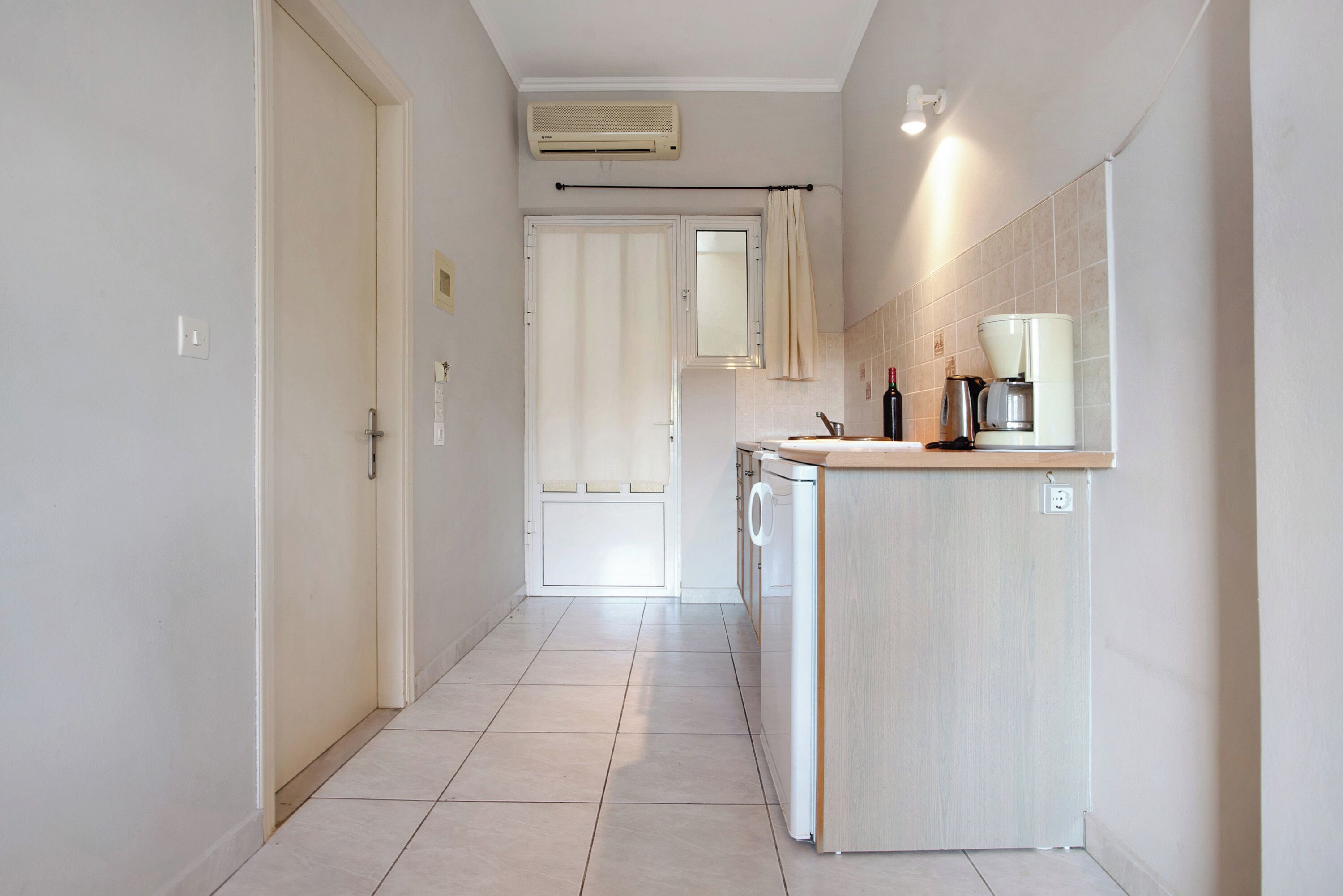 Fridge, oven, stovetop, coffee/tea maker