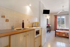 Fridge, oven, stovetop, coffee/tea maker