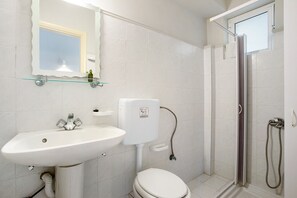 Shower, hair dryer, towels - Studio "Dolphin Studio Sea View 10" with Private Balcony, Shared Garden & Wi-Fi (Zakynthos)