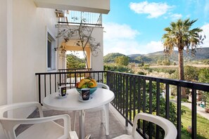 Outdoor dining - Studio "Dolphin Studio Sea View 10" with Private Balcony, Shared Garden & Wi-Fi (Zakynthos)