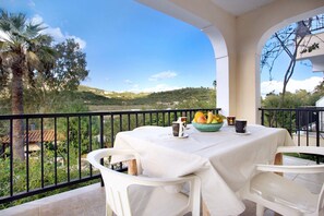 Outdoor dining - Apartment "Dolphin Apartment 1" with Private Balcony, Shared Garden & Wi-Fi (Zakynthos)