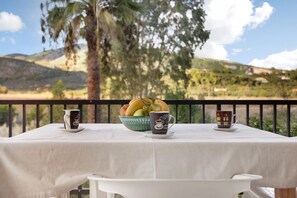 Outdoor dining - Apartment "Dolphin Apartment 1" with Private Balcony, Shared Garden & Wi-Fi (Zakynthos)