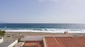 A coastal view with a beach, ocean waves, and a tiled roof. - Holiday Home "Casa Sueña" Near the Beach with 4 Private Terraces (Calahonda  (Granada))