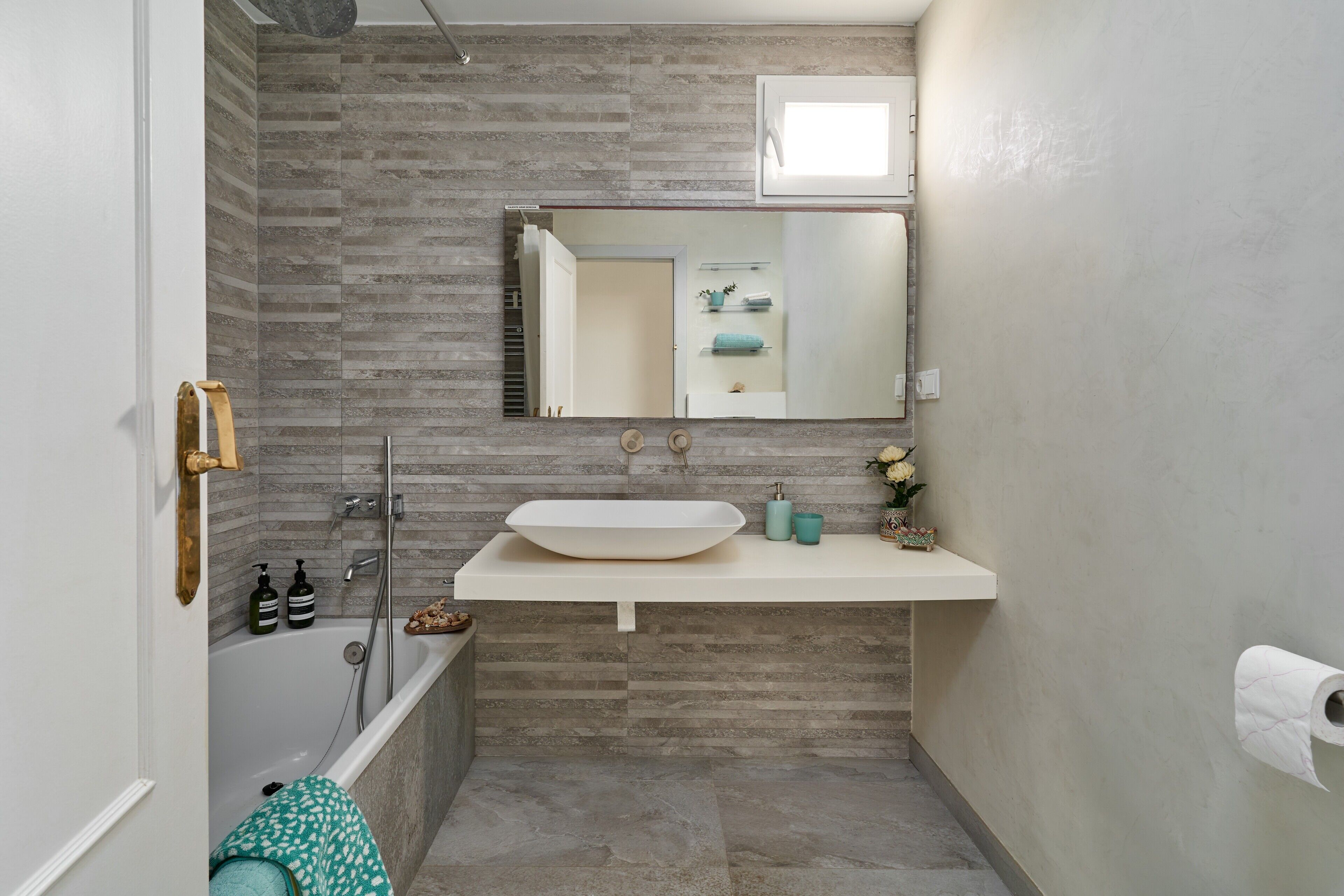 Bathtub, hair dryer, towels