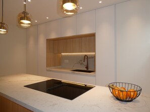 Kylskåp, mikrovågsugn, ugn och spishäll