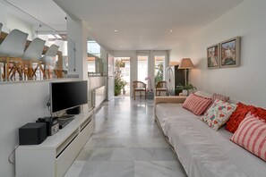 TV, fireplace, stereo