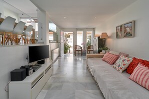 Tv, eldstad och en stereo