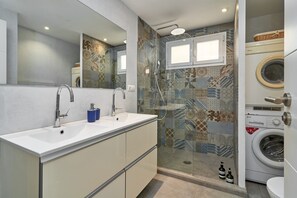 Badekar, hårføner og håndklær