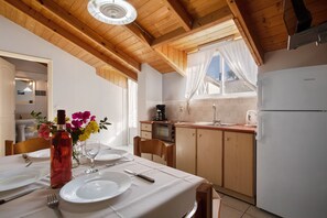 Fridge, oven, stovetop, coffee/tea maker