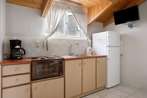 Fridge, oven, stovetop, coffee/tea maker